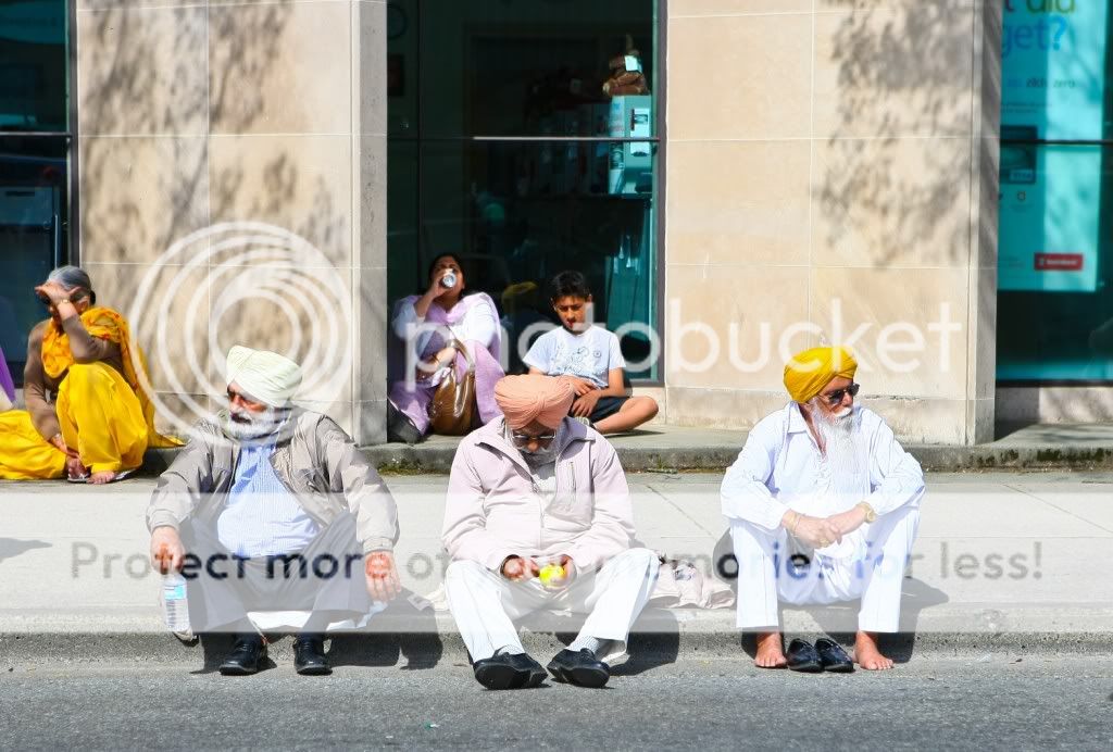 IMAGE: http://i378.photobucket.com/albums/oo230/alan_u1971/2010%20vaisakhi/3men-1.jpg
