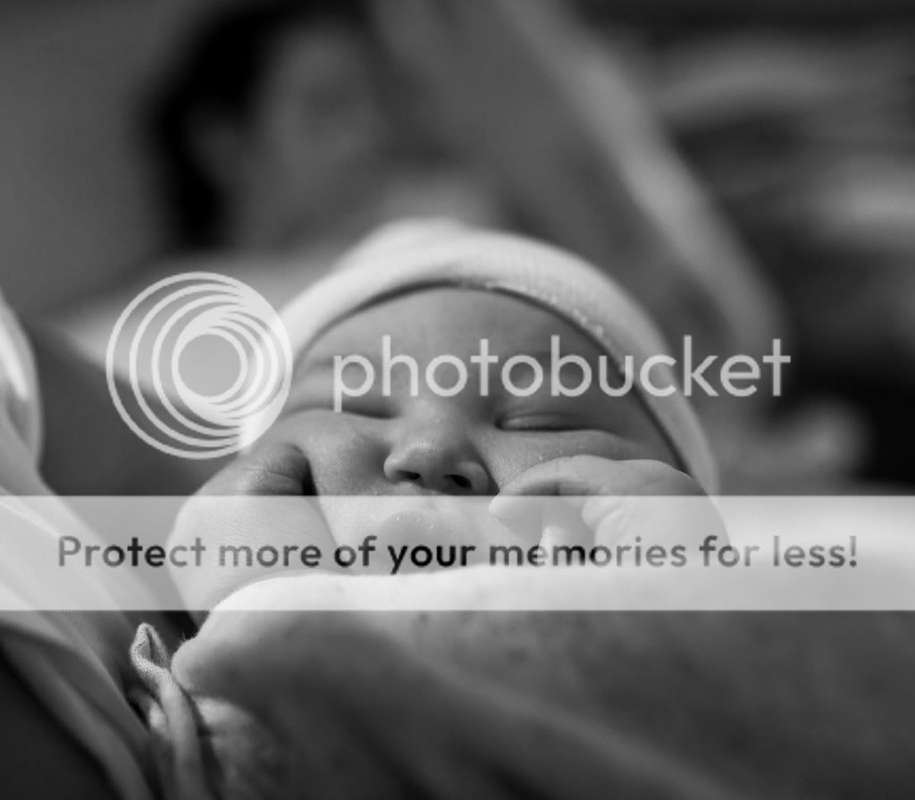 IMAGE: http://i378.photobucket.com/albums/oo230/alan_u1971/Ericklisa_baby/myles10.jpg